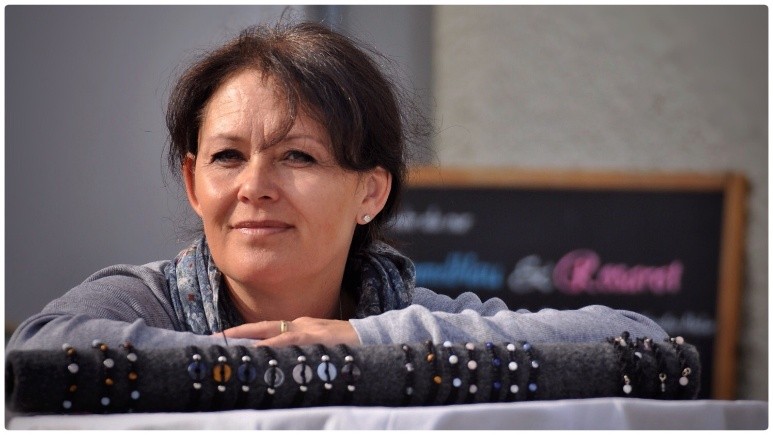 Yvonne Werner mit selbst geknüpften Bernsteinketten